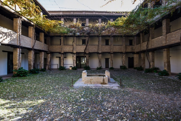 El Corral del Carbón: Comercio y Cultura